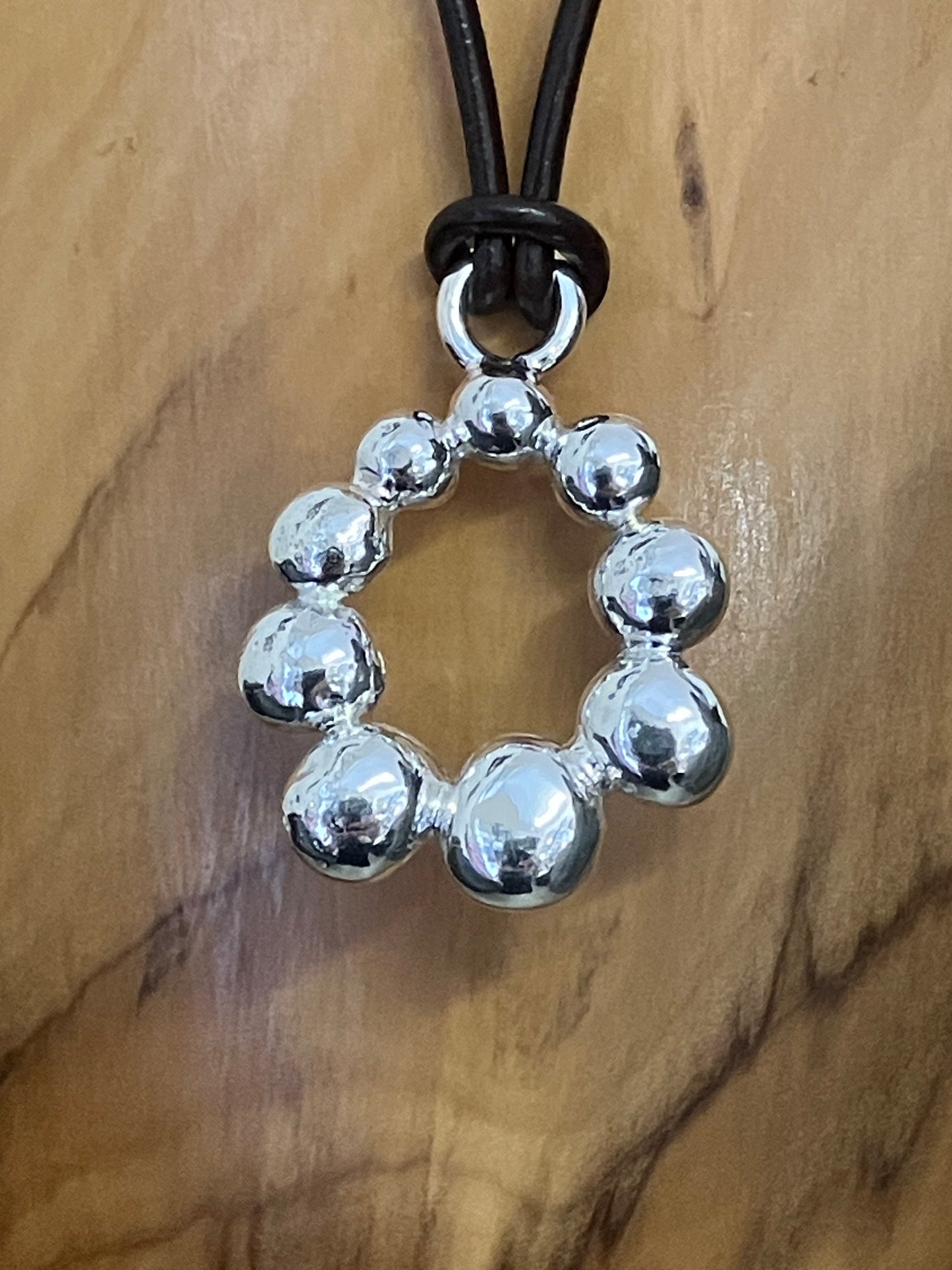 Pebbles circle necklace