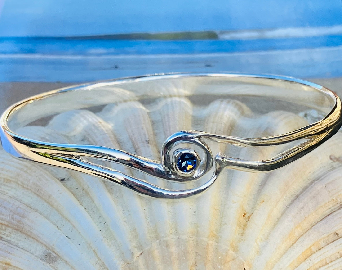 Silver bracelet with blue sapphire