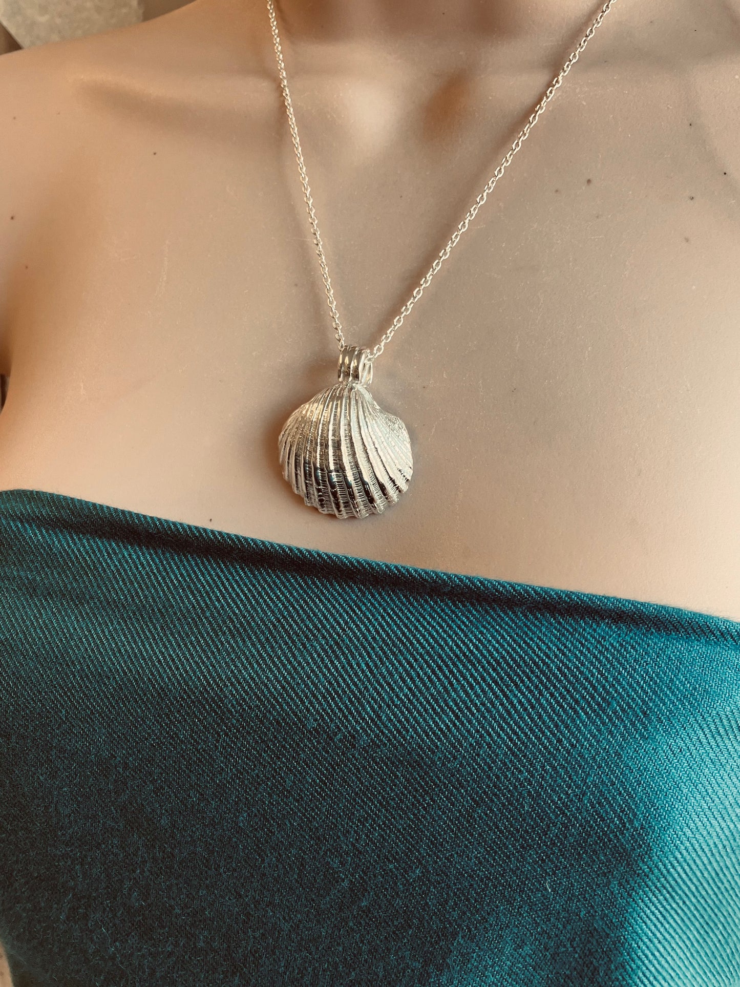 Large cockle shell necklace