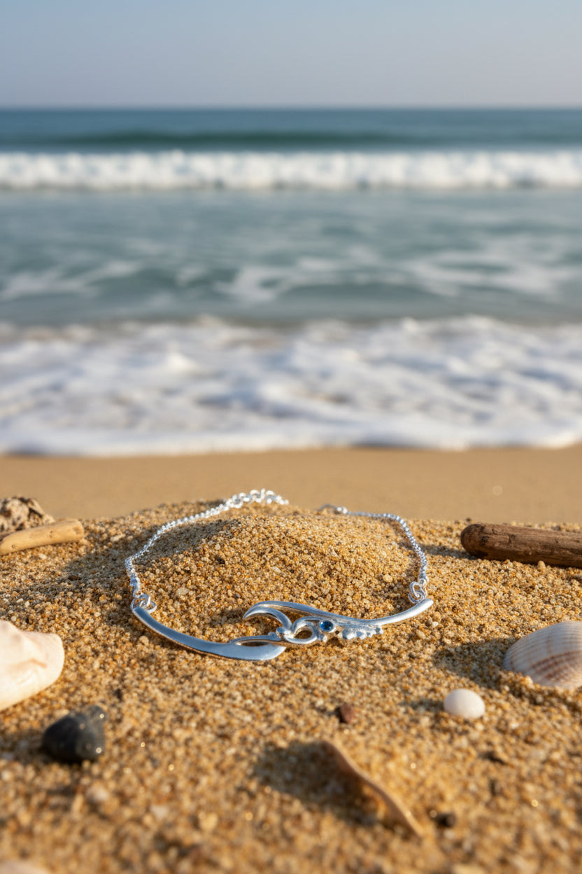 Wave necklace in solid silver with blue sapphire set
