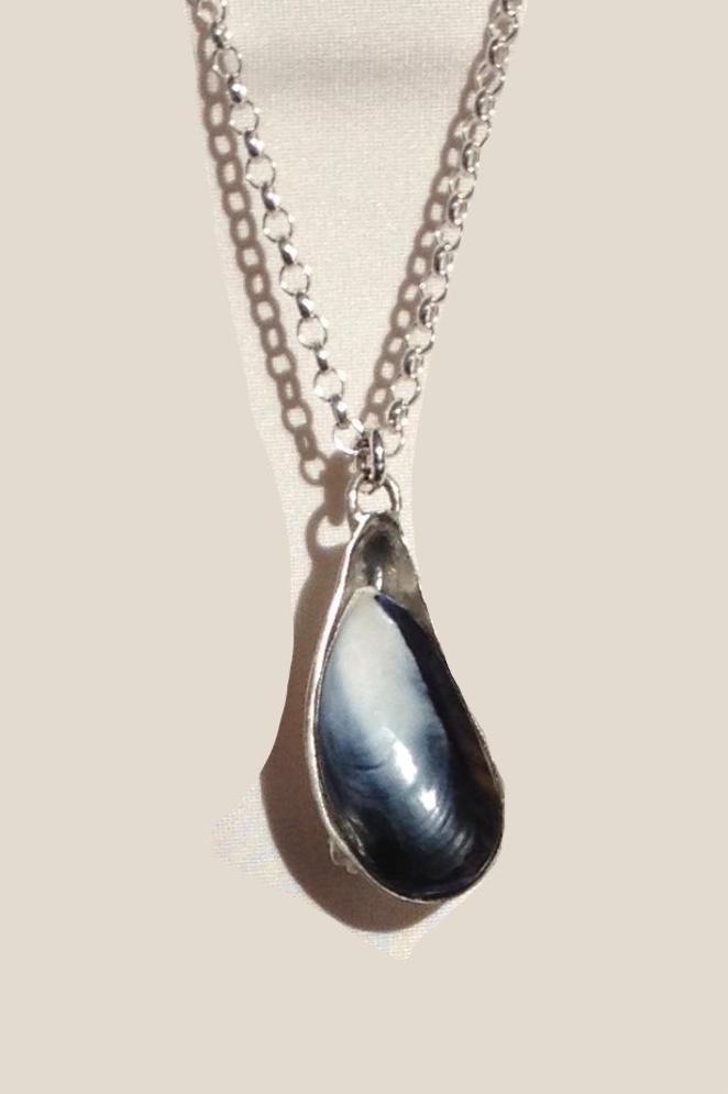 Medium silver mussel shell necklace