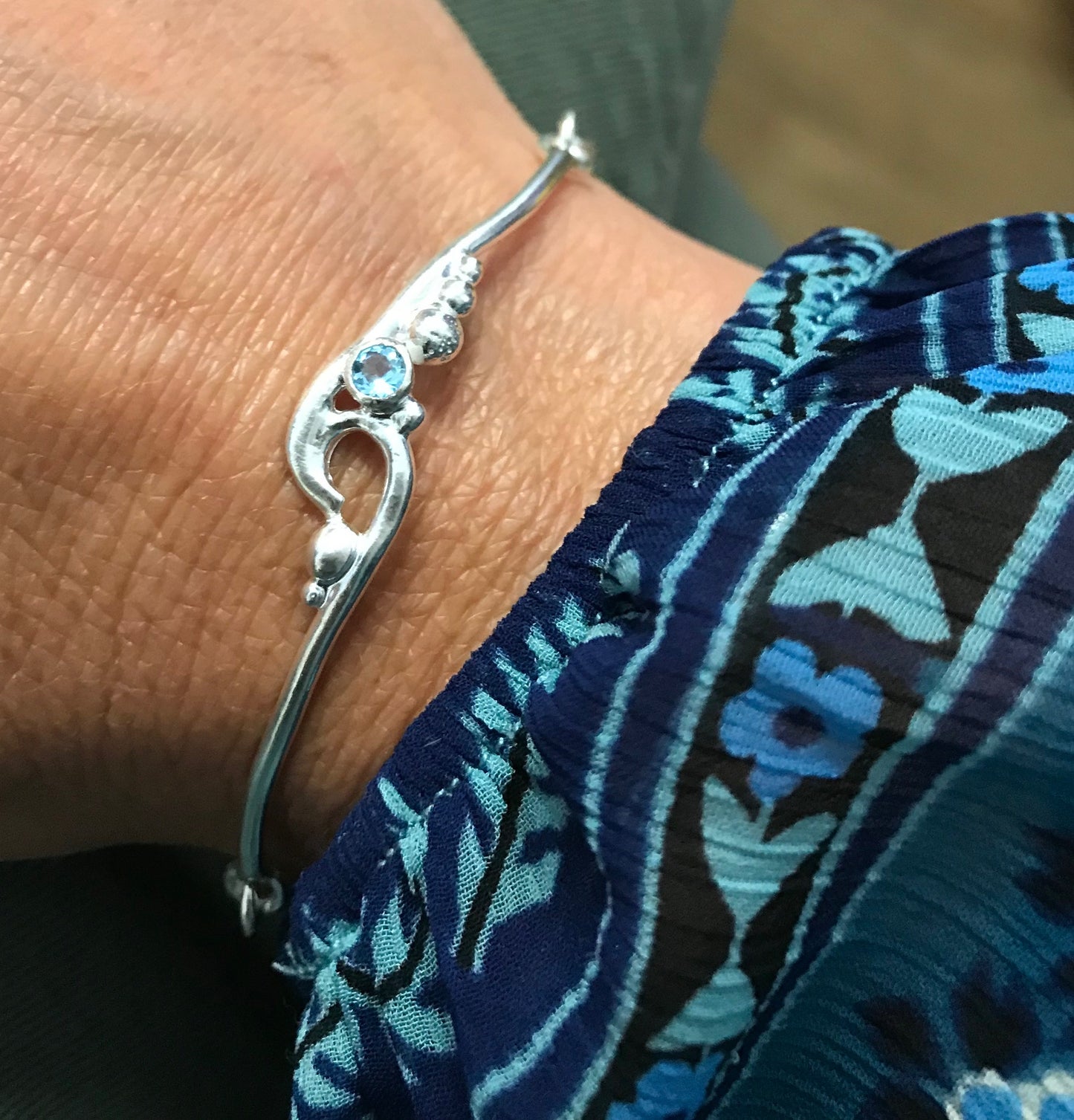 Wave bracelet with gemstone and silver pebbles