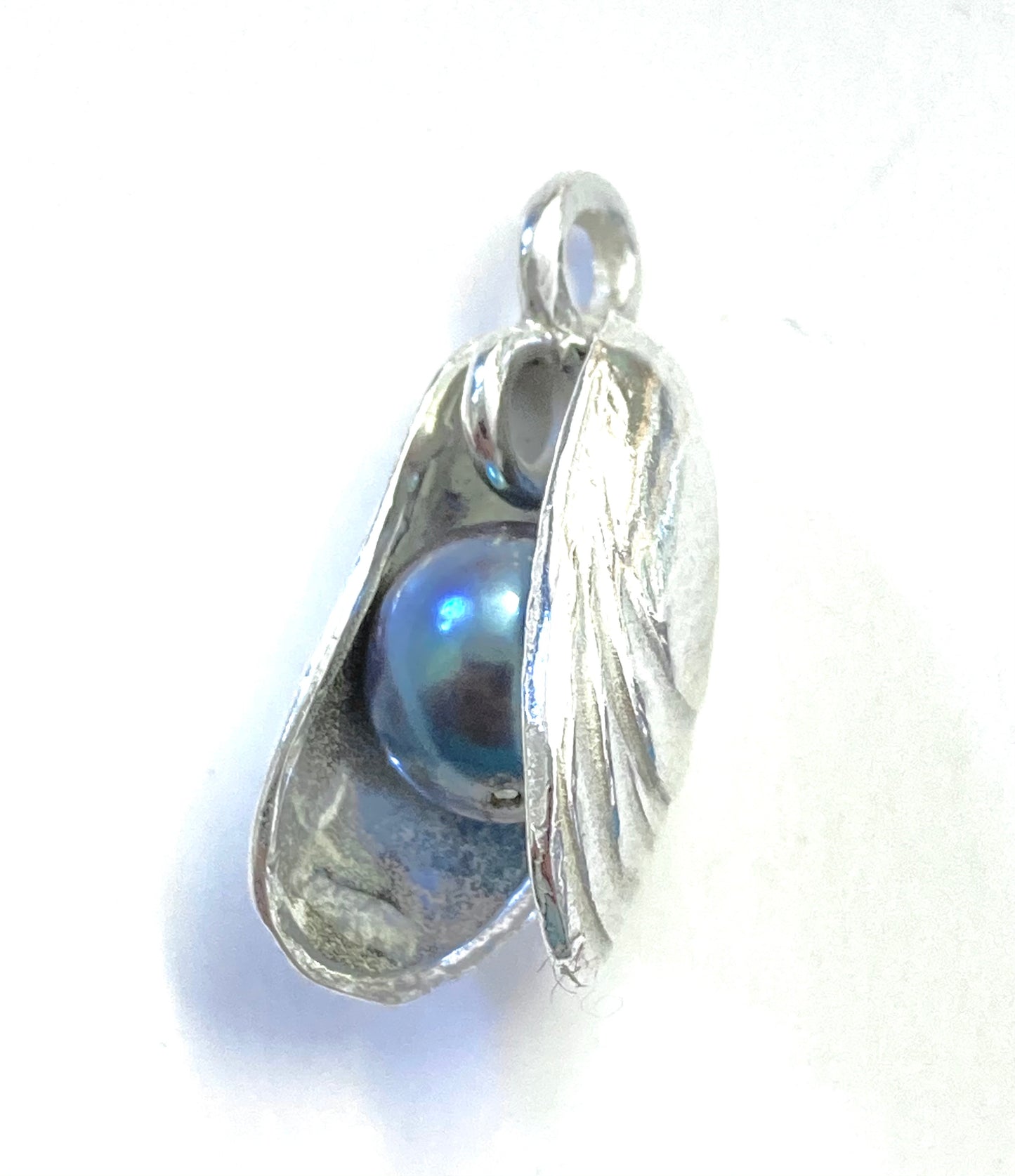 mussel shell charm with black pearl