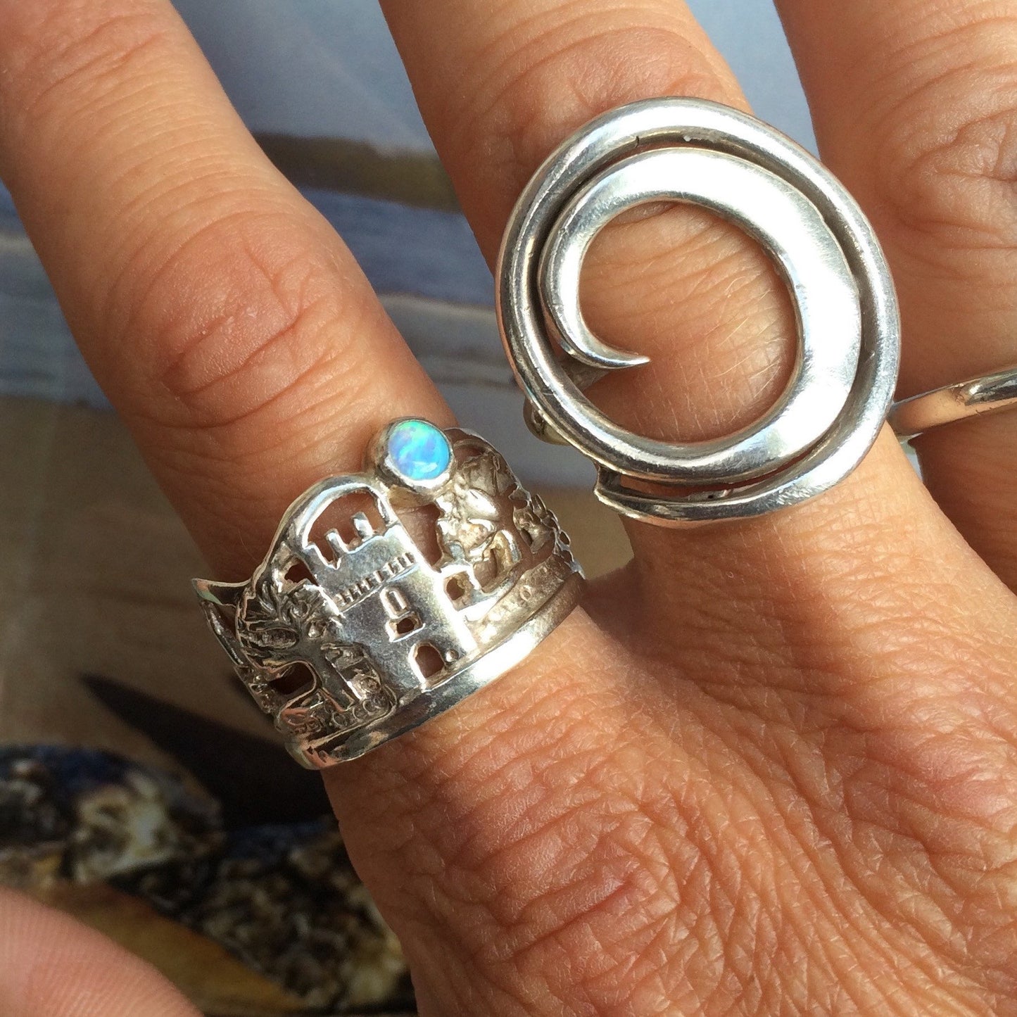 Barrelling wave ring