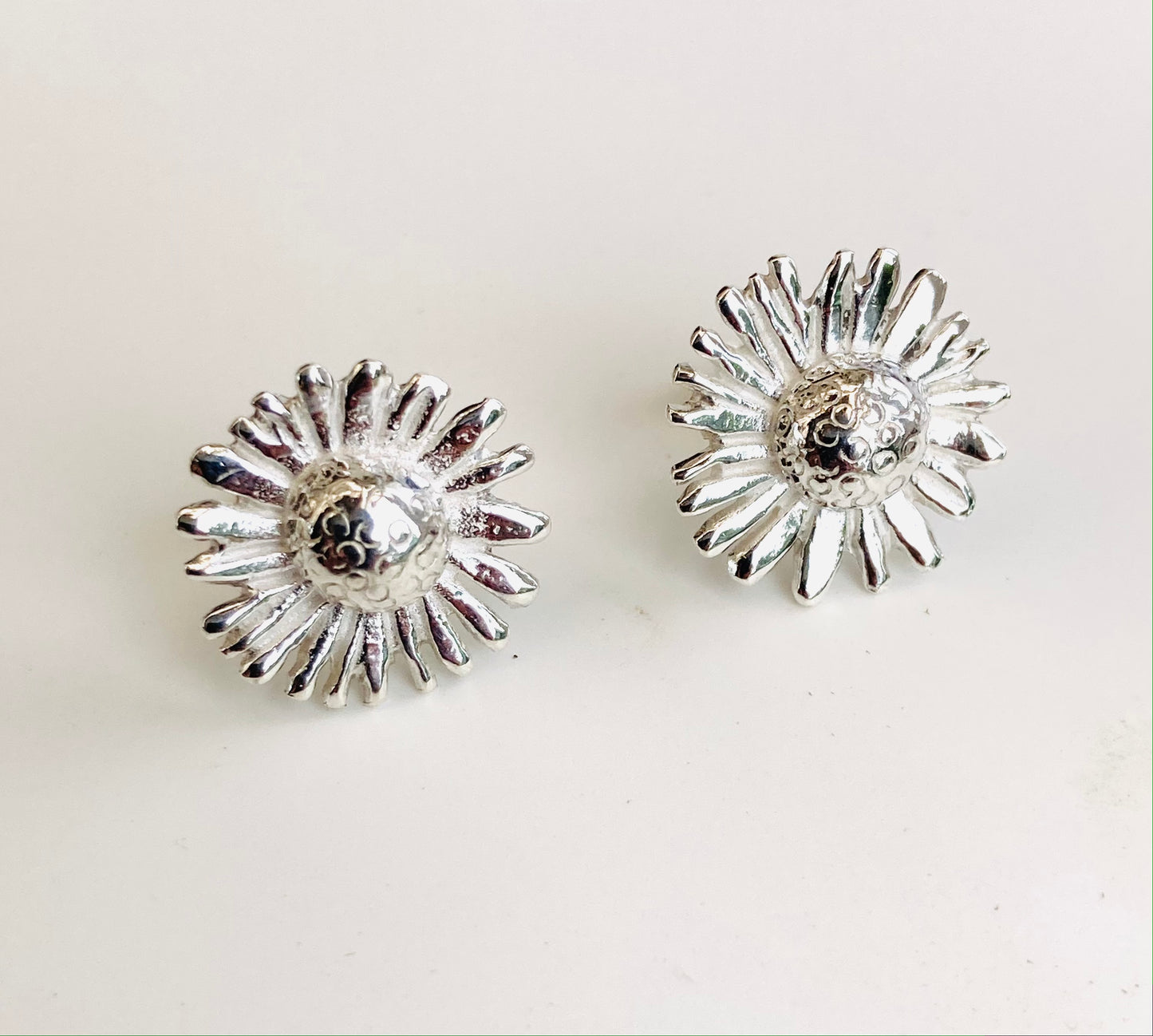 Daisy flower studs