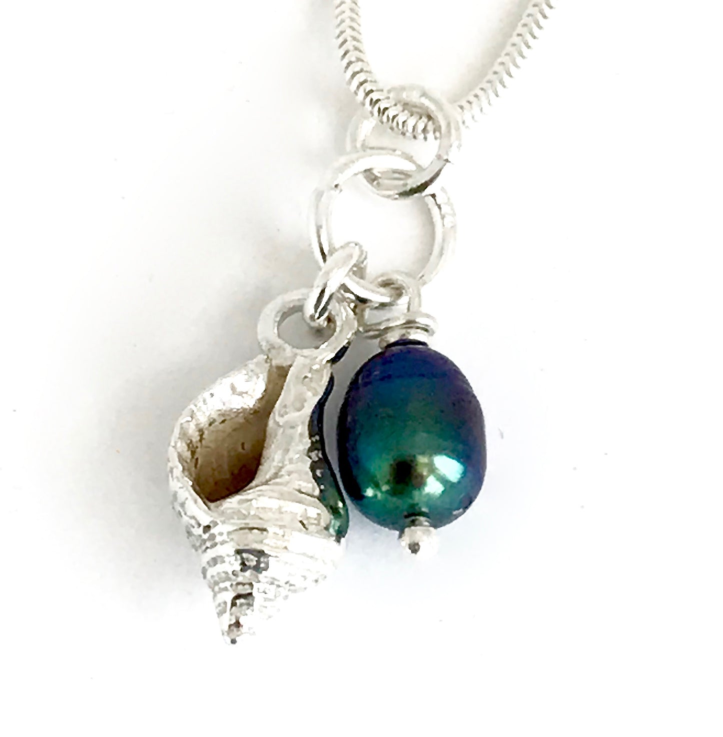 Whelk shell necklace with black/blue pearl