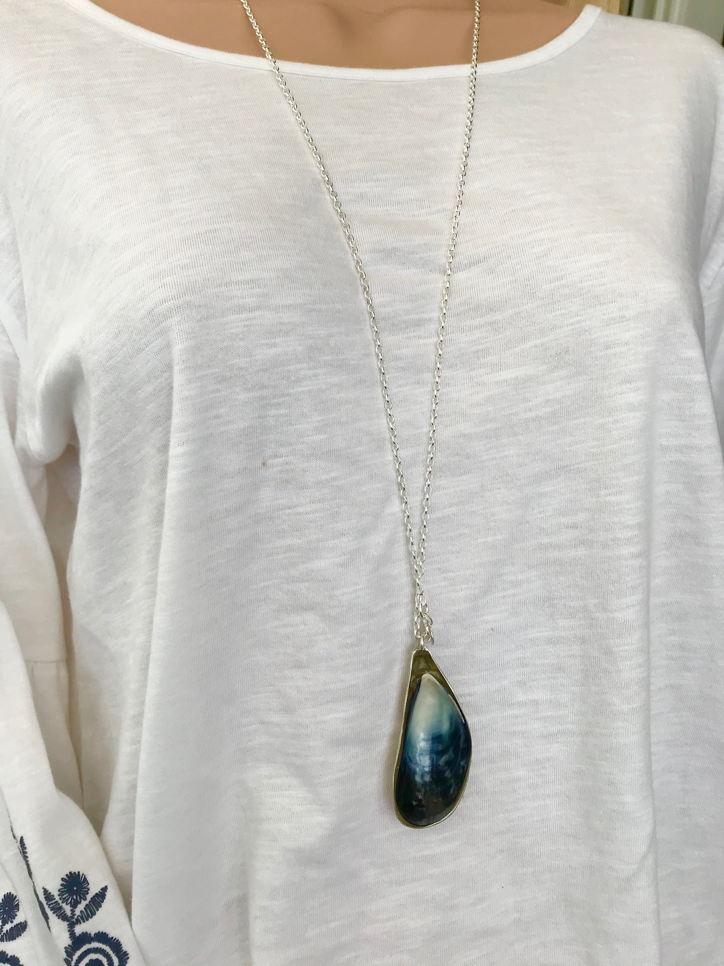 mussel necklace with flowers