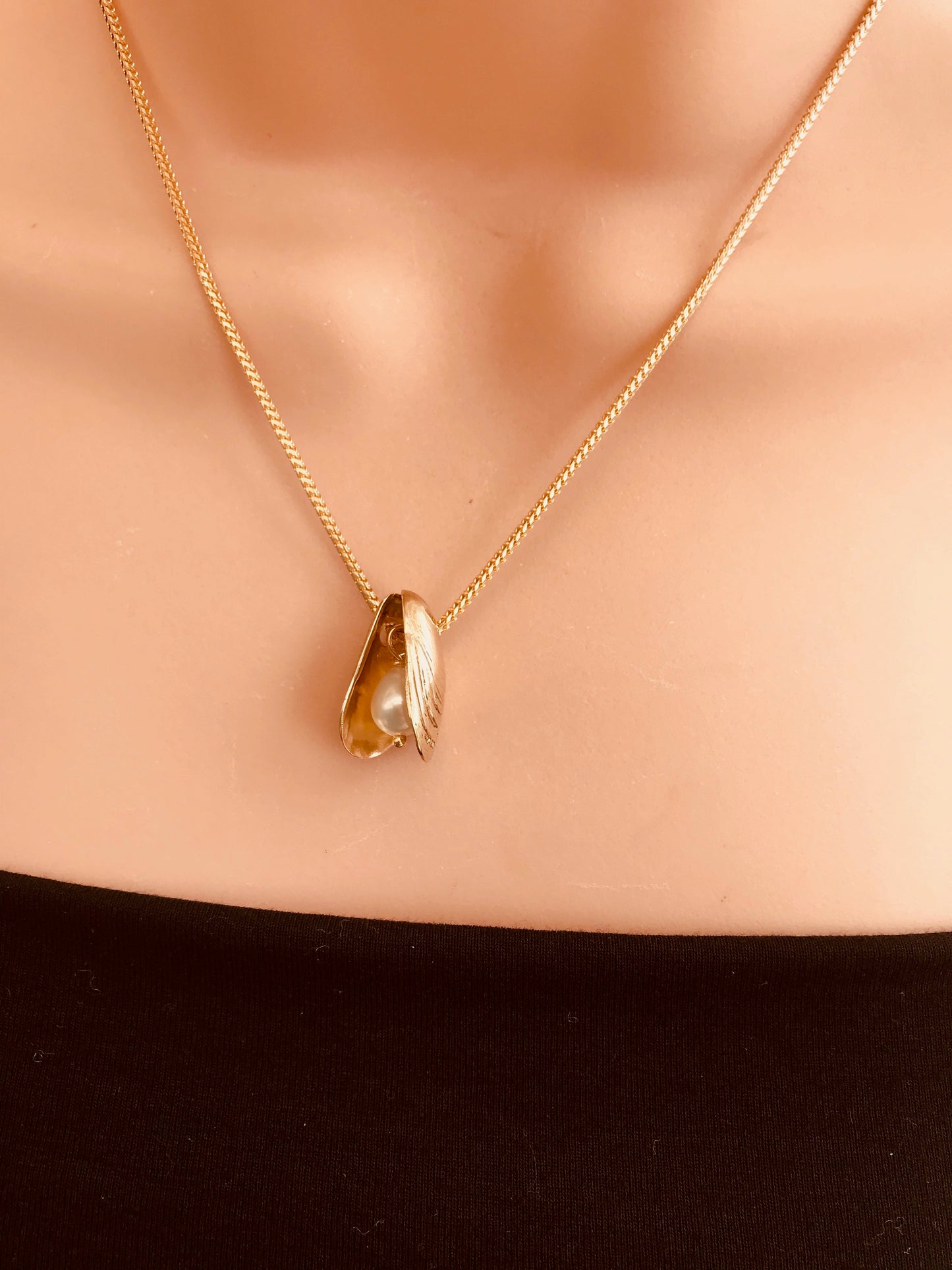 Mussel shell and pearl necklace
