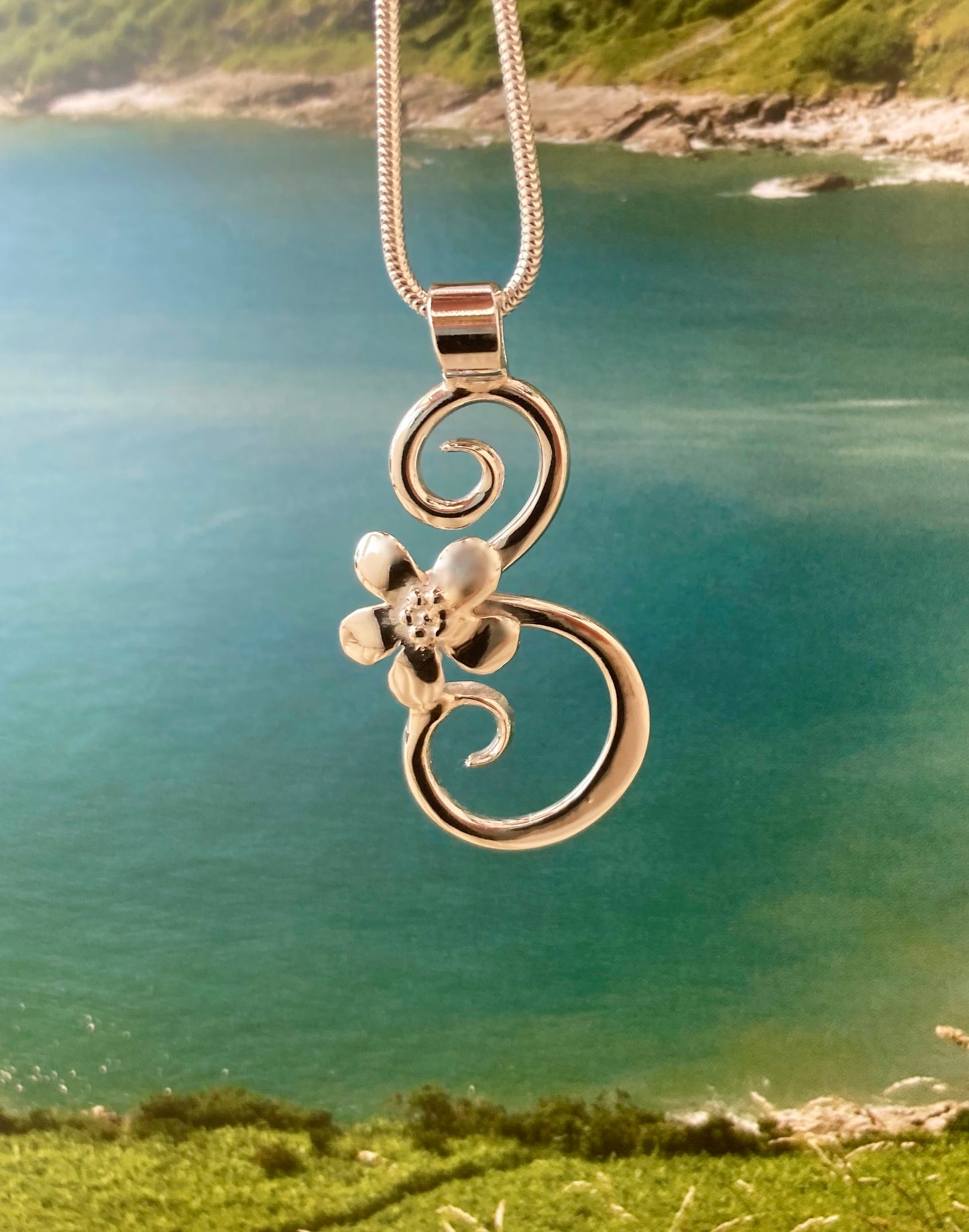 Wild flower curls necklace