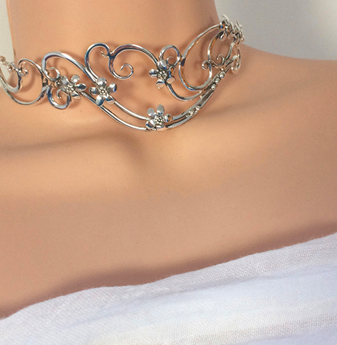 Silver wild flower and white pearls choker