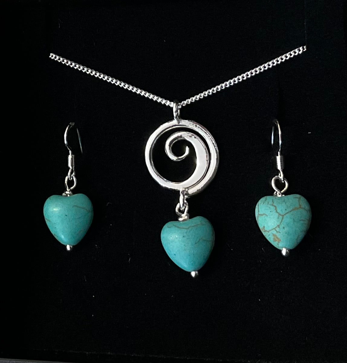 Wave necklace with turquoise coloured heart bead drop