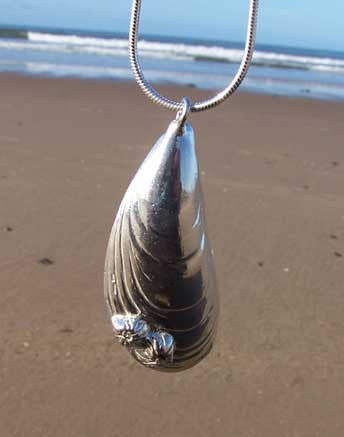 Solid silver real mussel necklace by Pa-pa jewellery