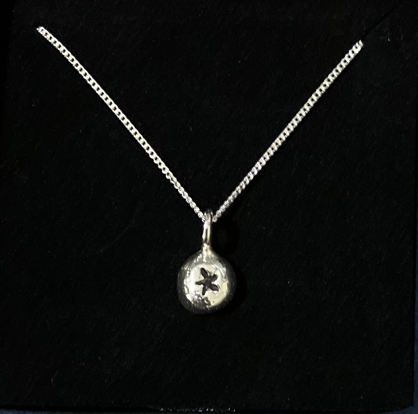 Pebble and star necklace silver