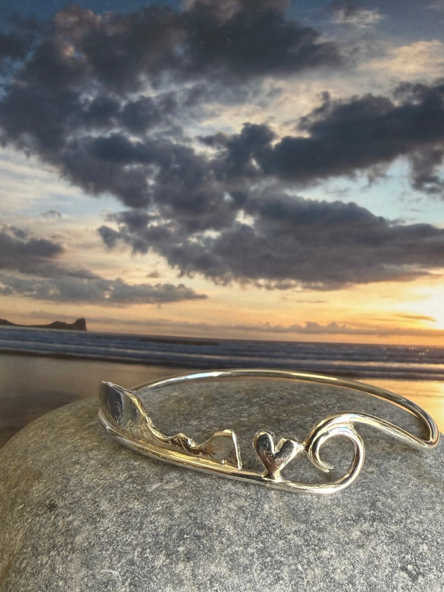 Worm’s head and wave landscape bangle.