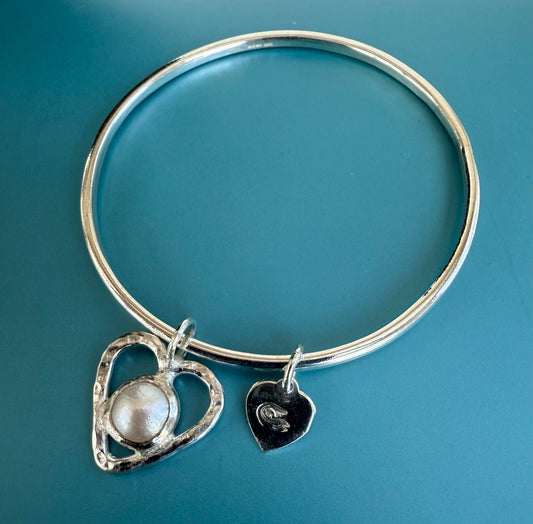 Freshwater cultured pearl and heart charm bangle 