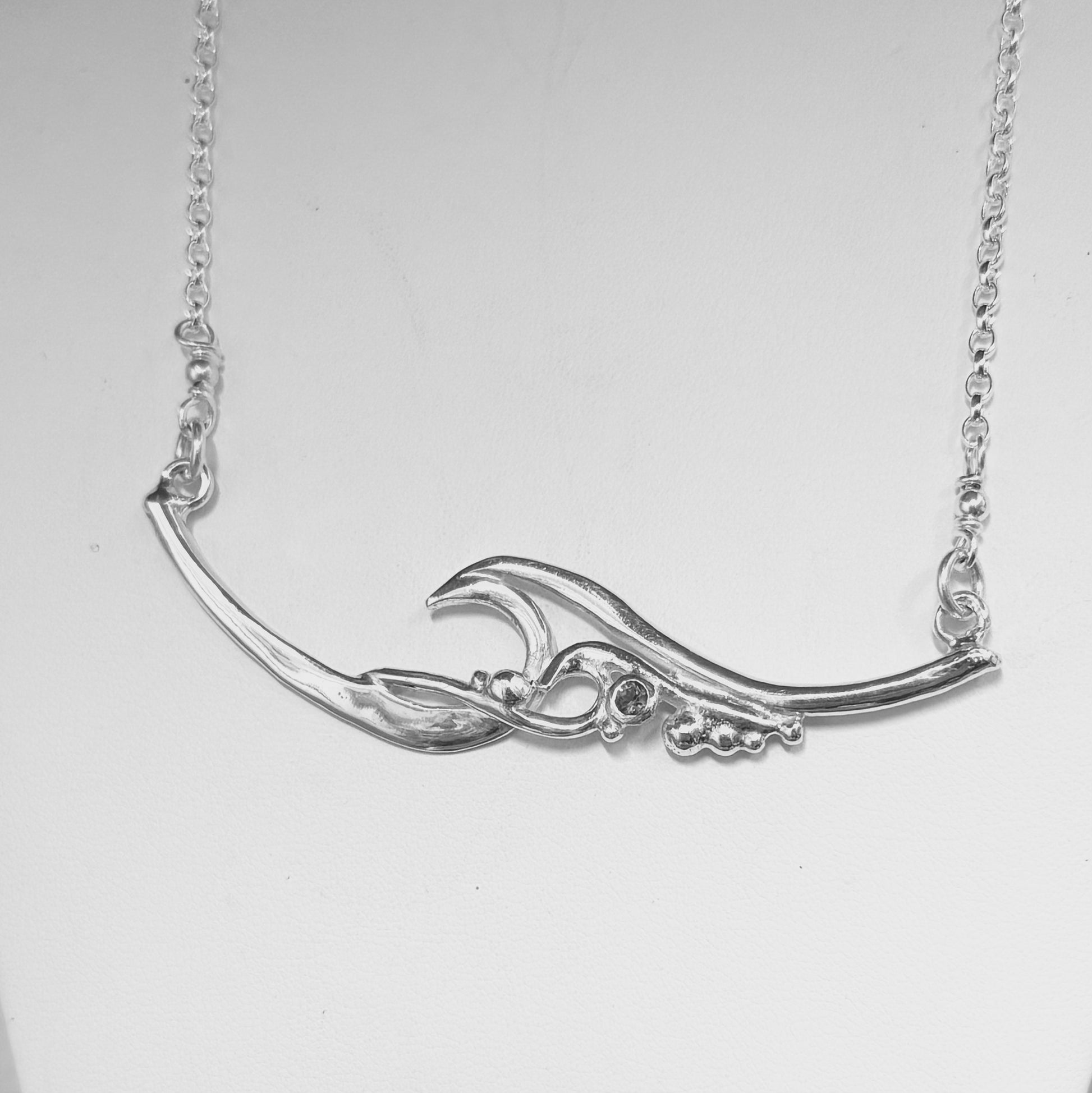 Wave necklace in solid silver with blue sapphire set