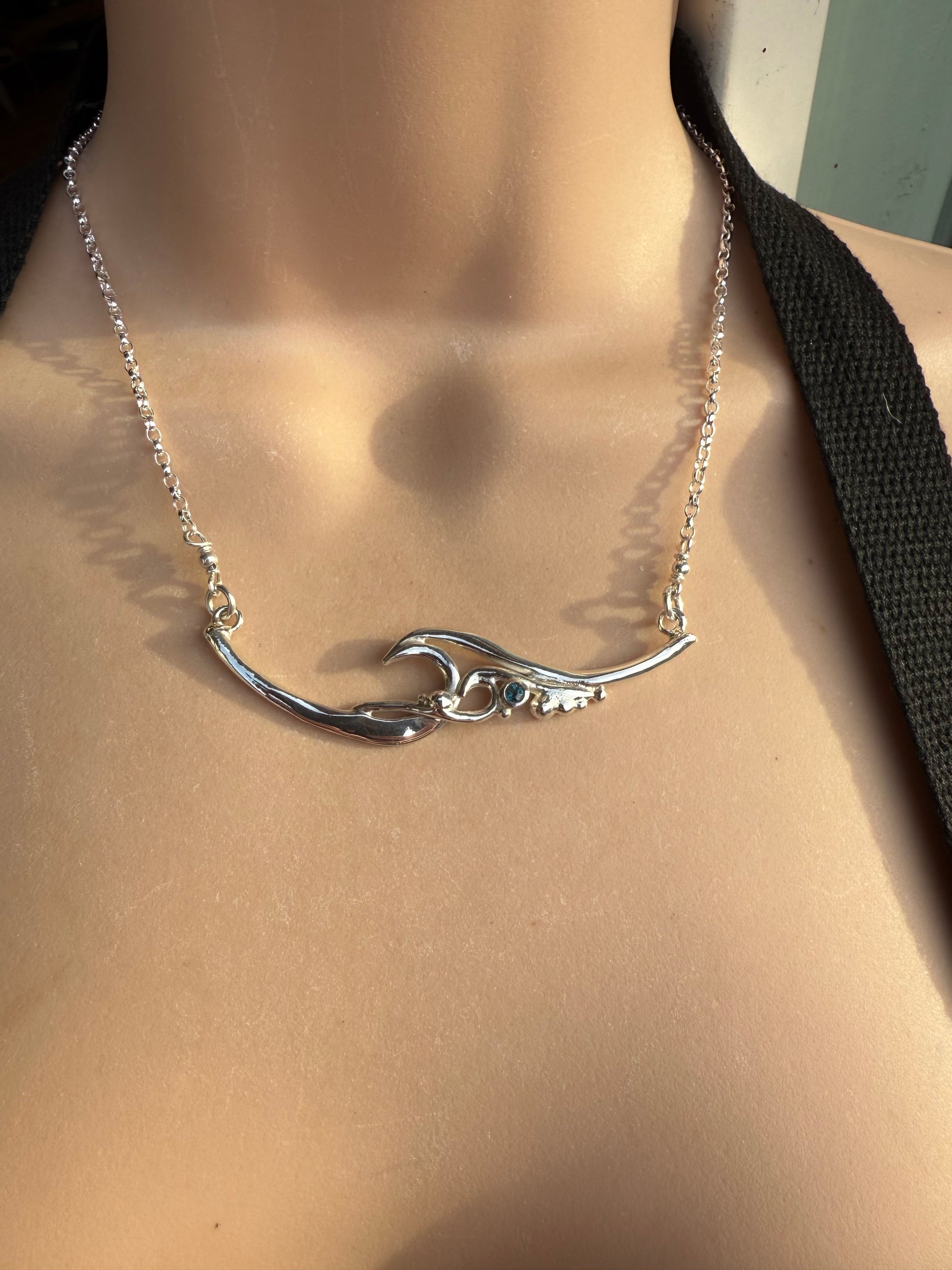 Wave necklace in solid silver with blue sapphire set 