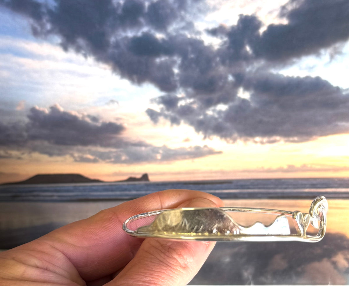 Worm’s head and wave landscape bangle.