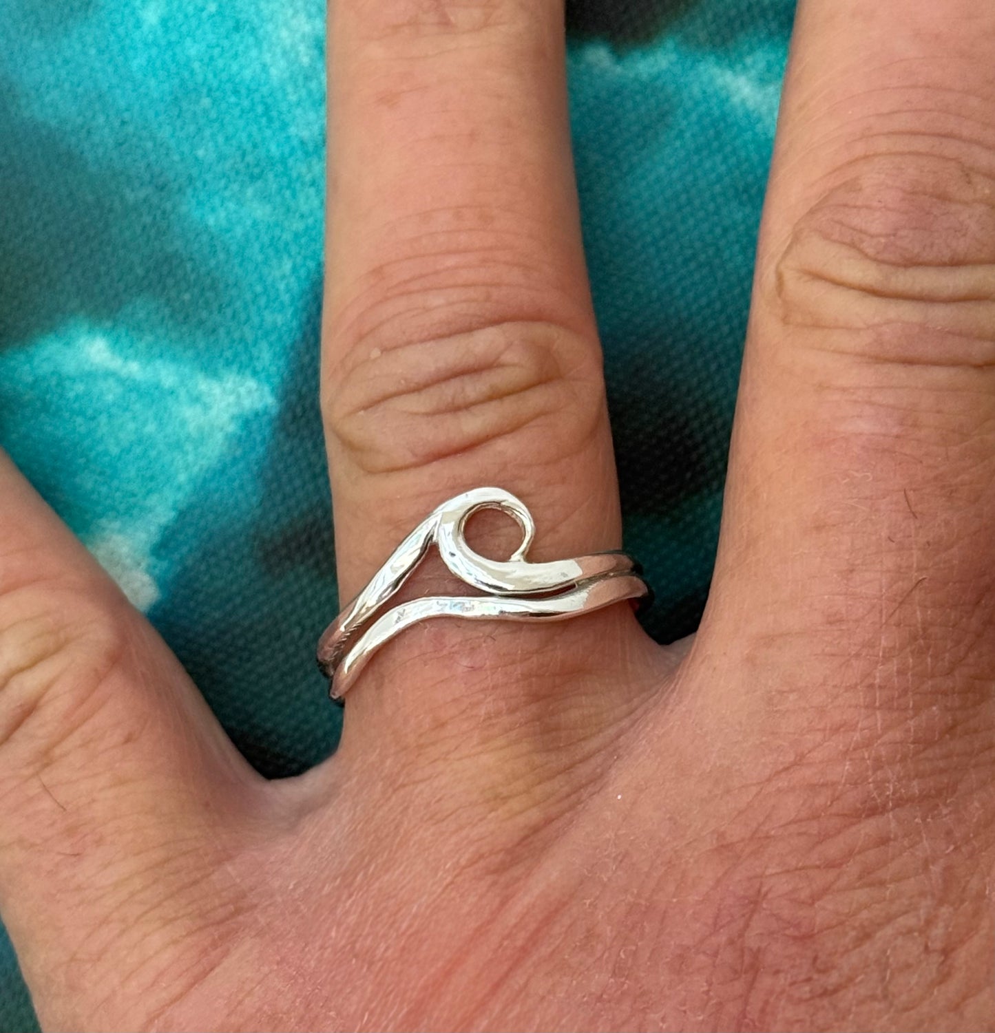 wave ring in silver with double band curling 