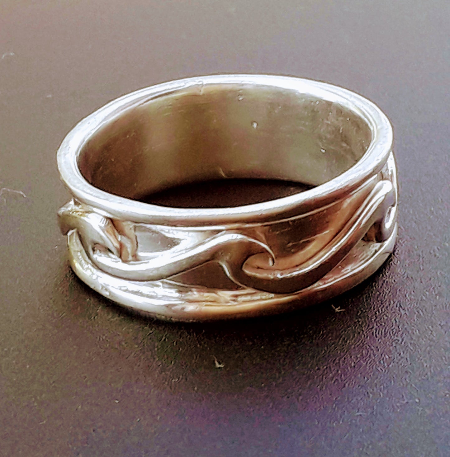 Waves band ring