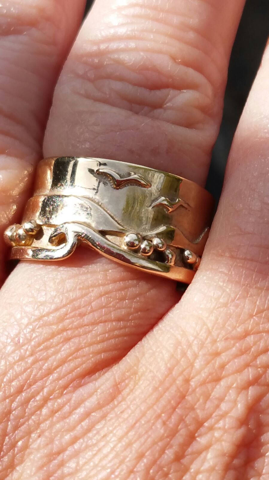 9CT YELLOW GOLD WORMS HEAD LANDSCAPE RING