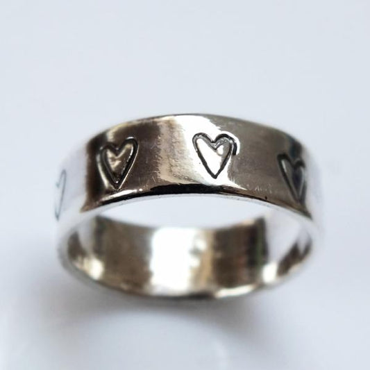 Hearts silver band ring