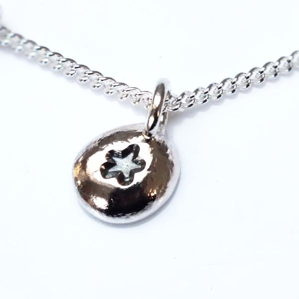 Pebble star stamped necklace