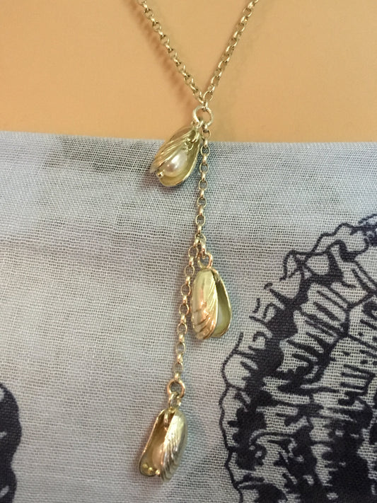 Mussel shells and pearls necklace