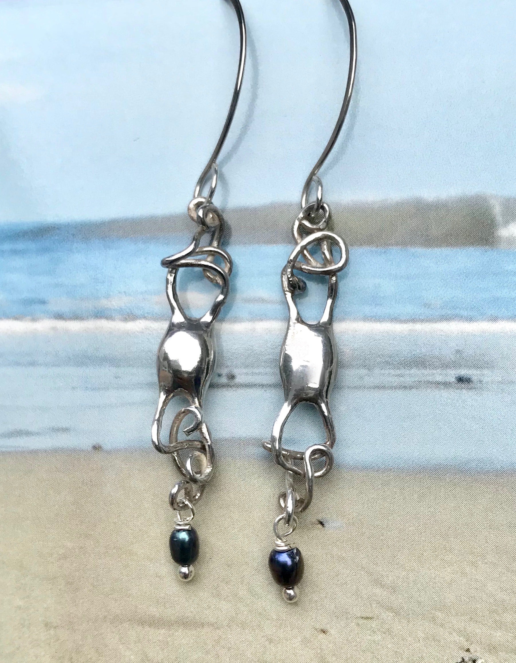 Mermaid's purse silver earrings with black pearl