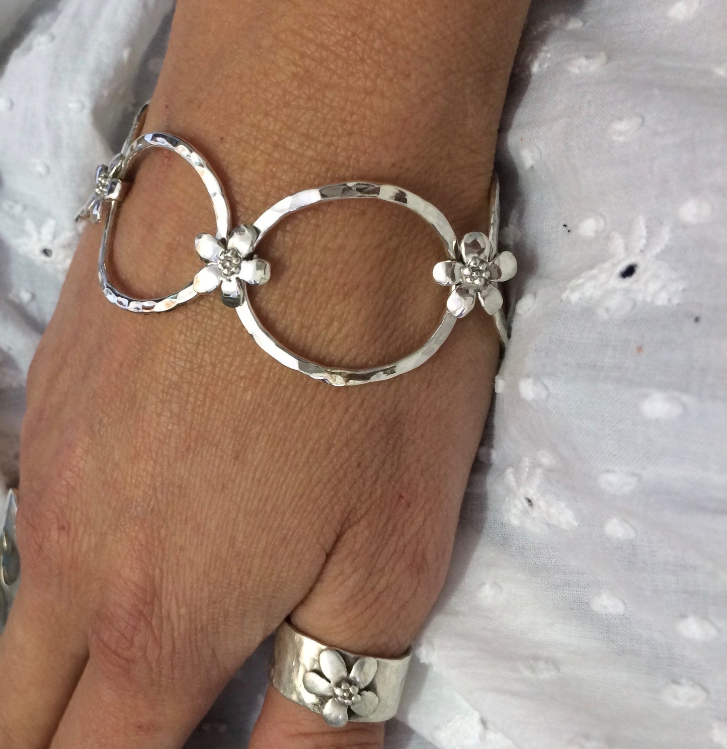 Silver flower link bracelet