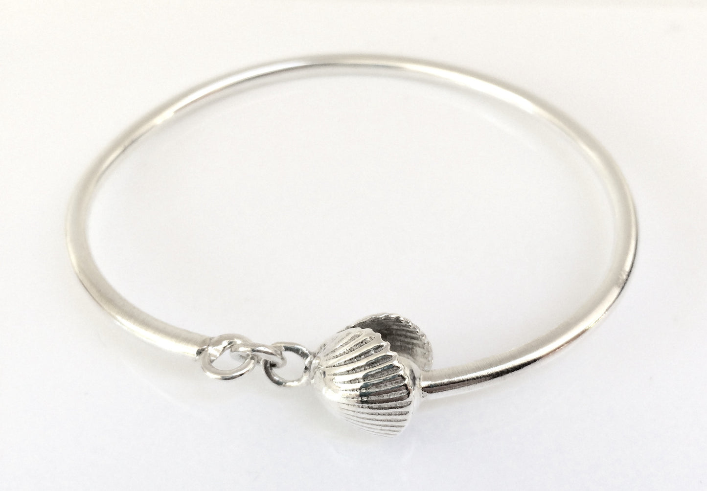 Silver cockle shell clasp bangle