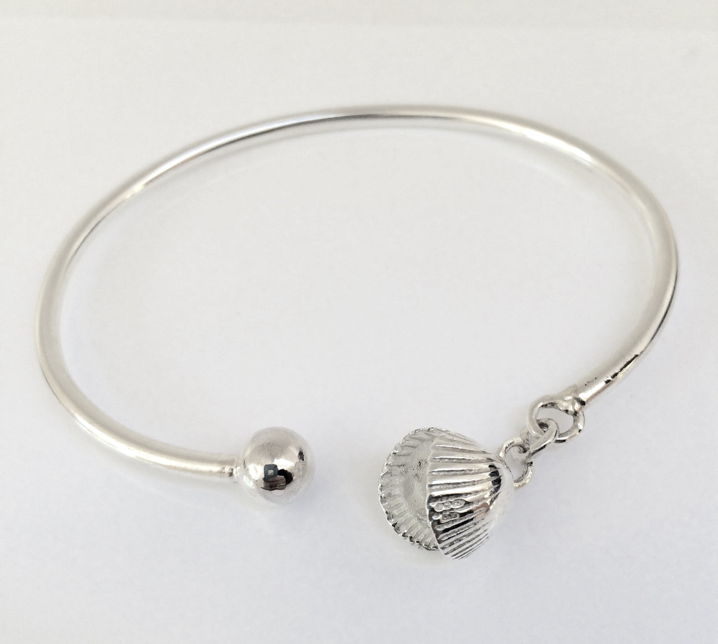 Silver cockle shell clasp bangle