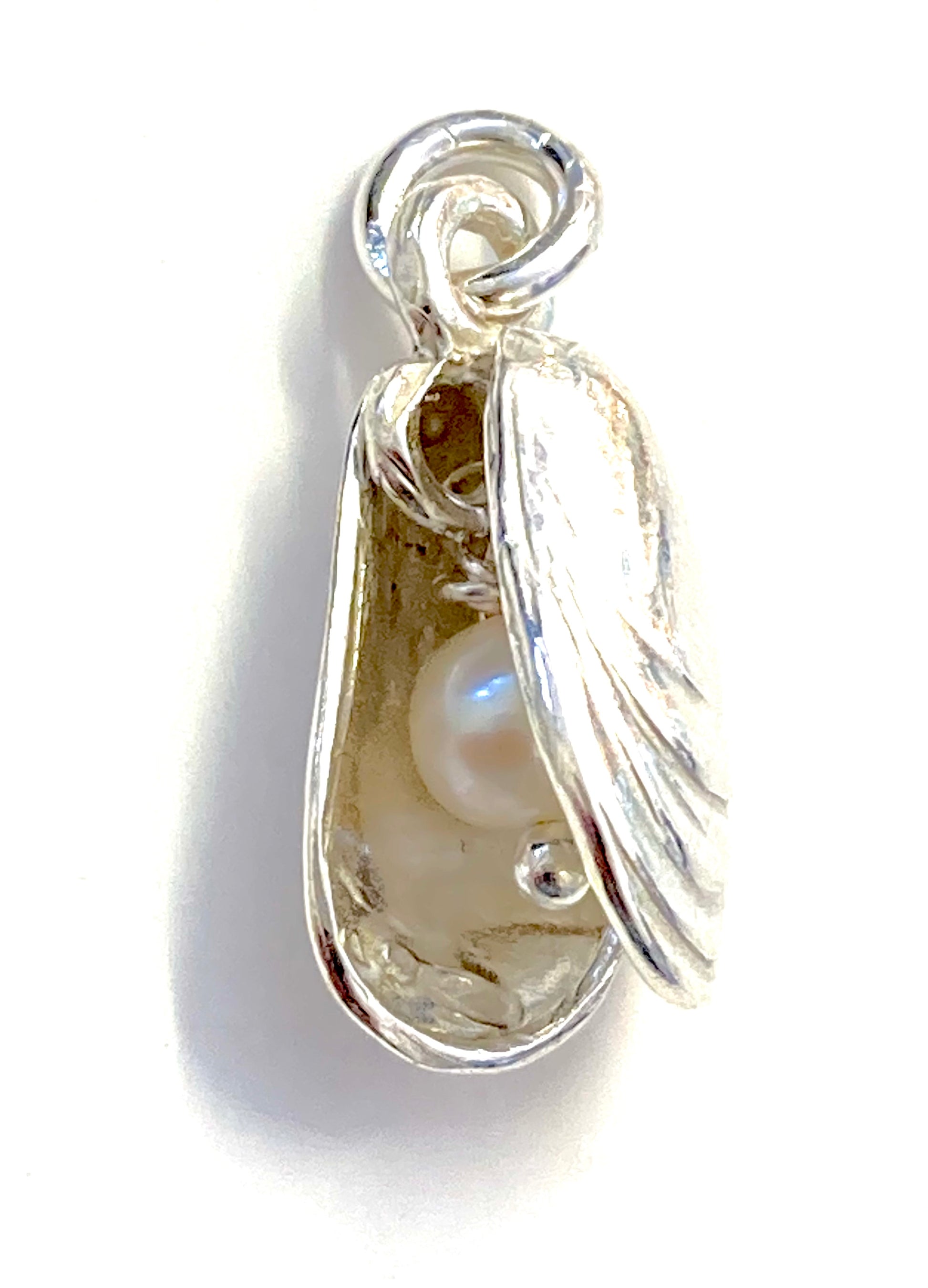 Mussel shell charm with white pearl