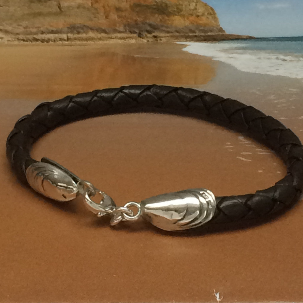 Leather mussel shell clasp bracelet by Pa-pa