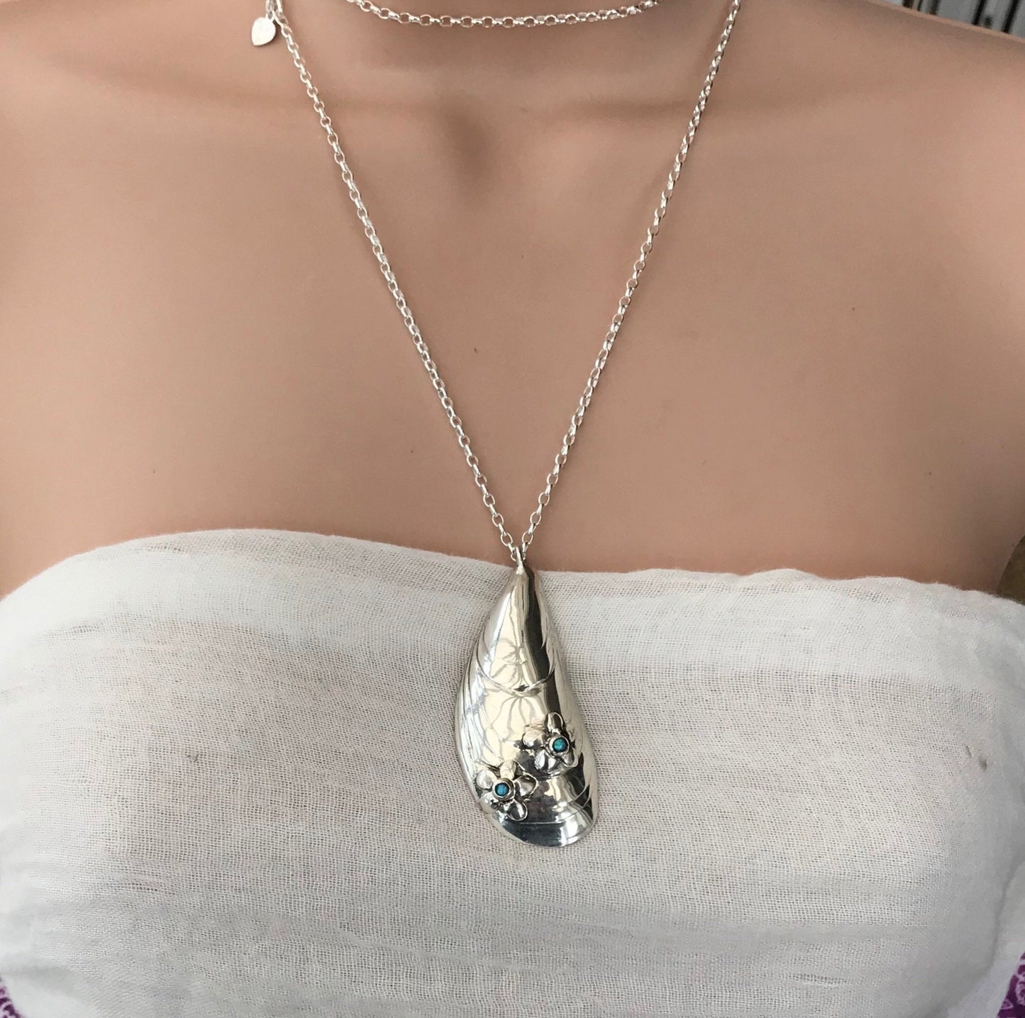 mussel necklace with flowers