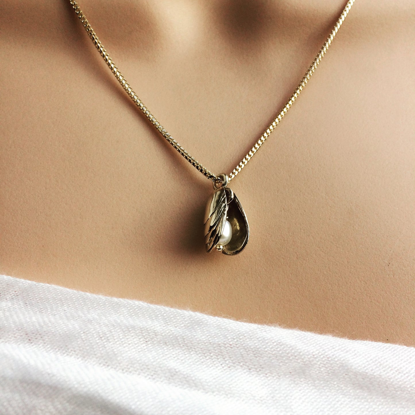 Gold mussel and pearl necklace