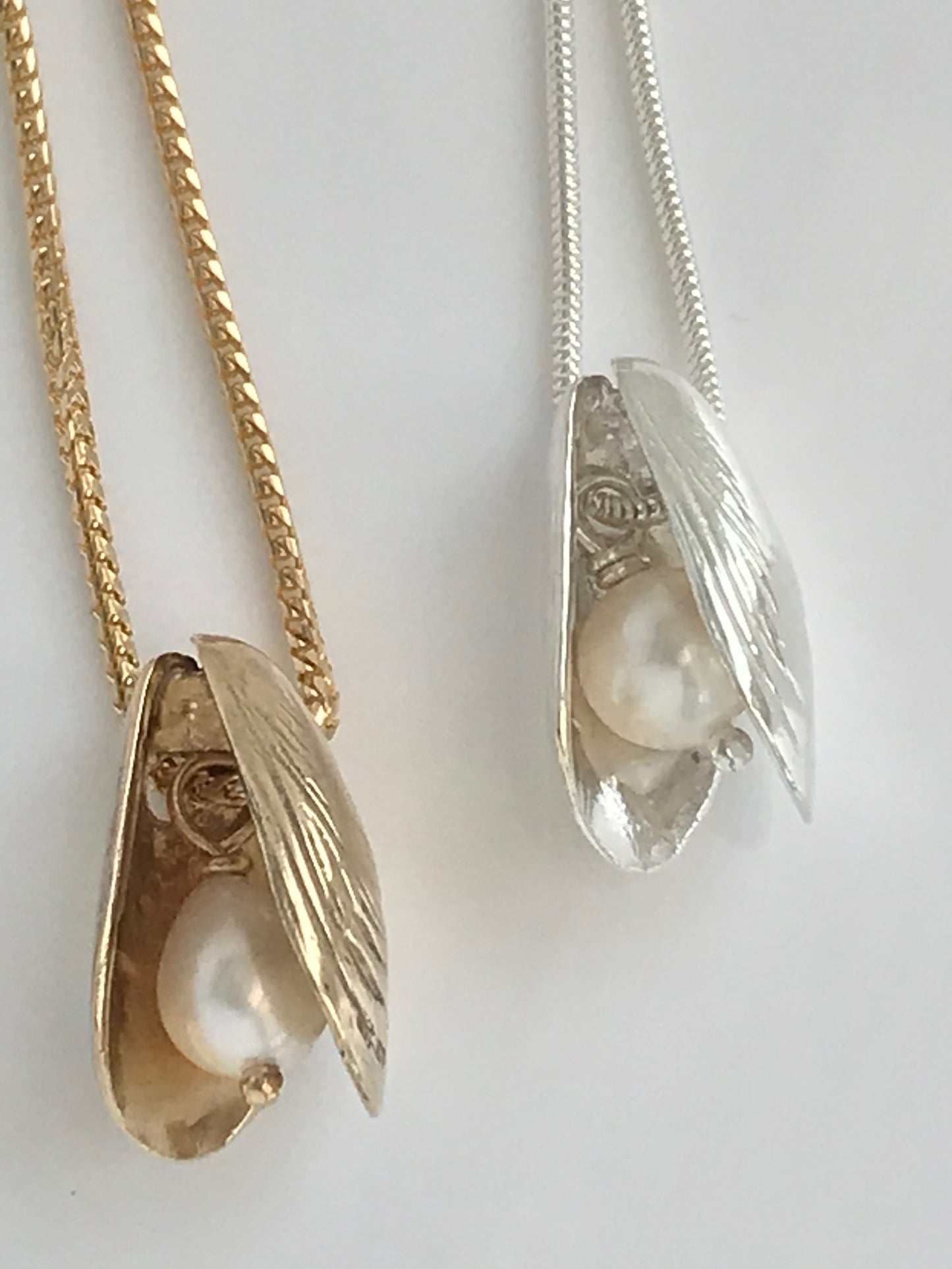 Large gold mussel shell and pearl necklace
