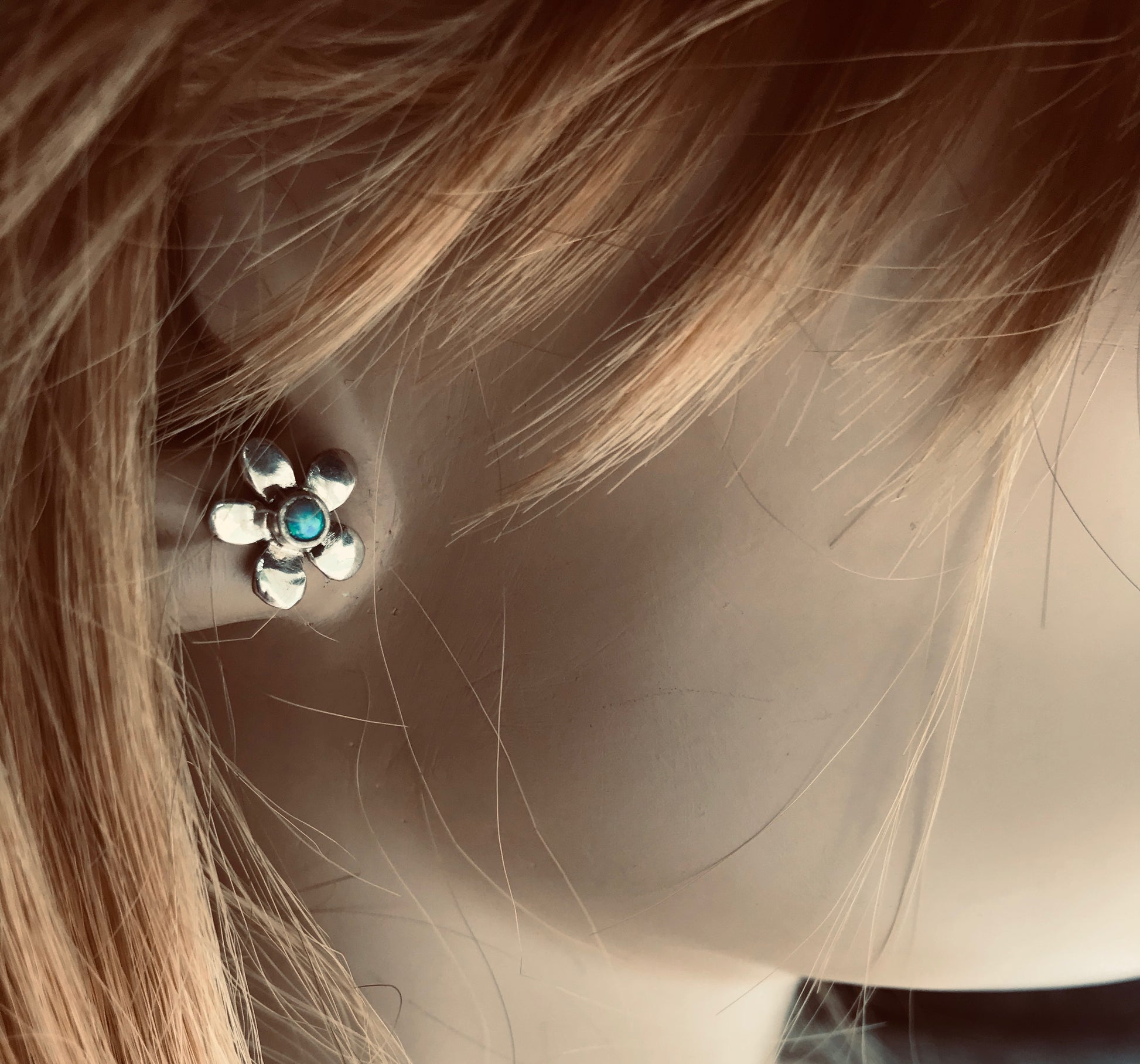 Flower studs with opal