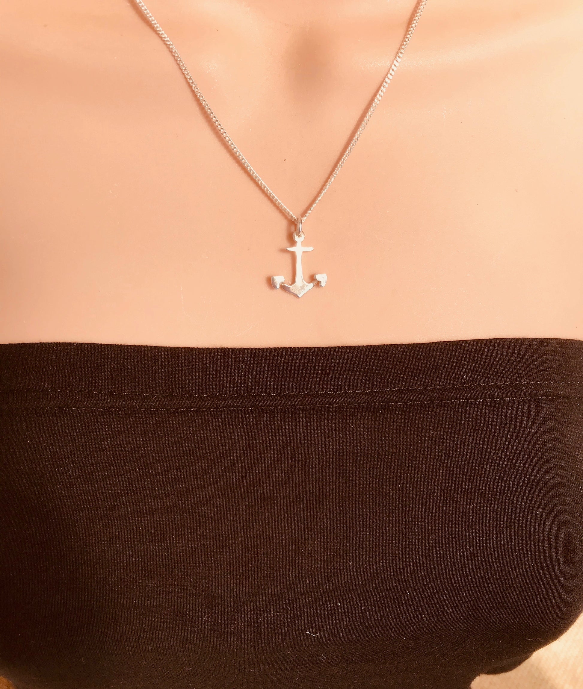 Anchor necklace heart shaped flukes