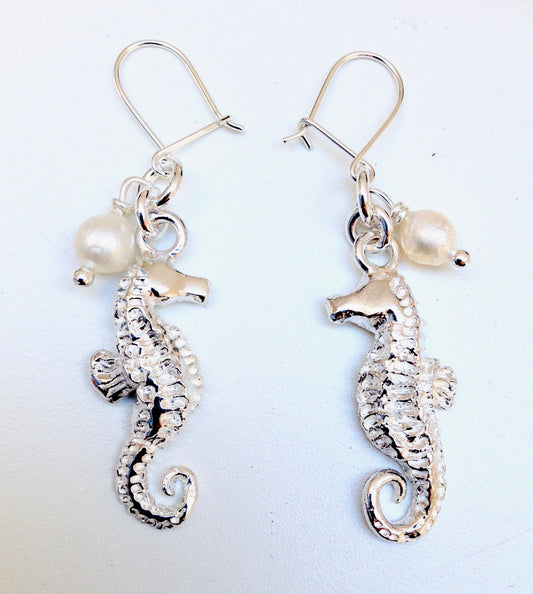 Seahorse earrings with pearl