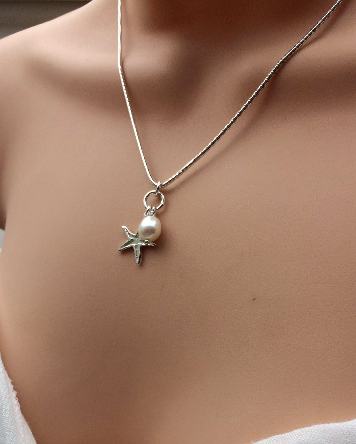 Starfish necklace with white pearl