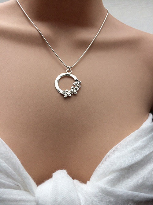Flower circle necklace