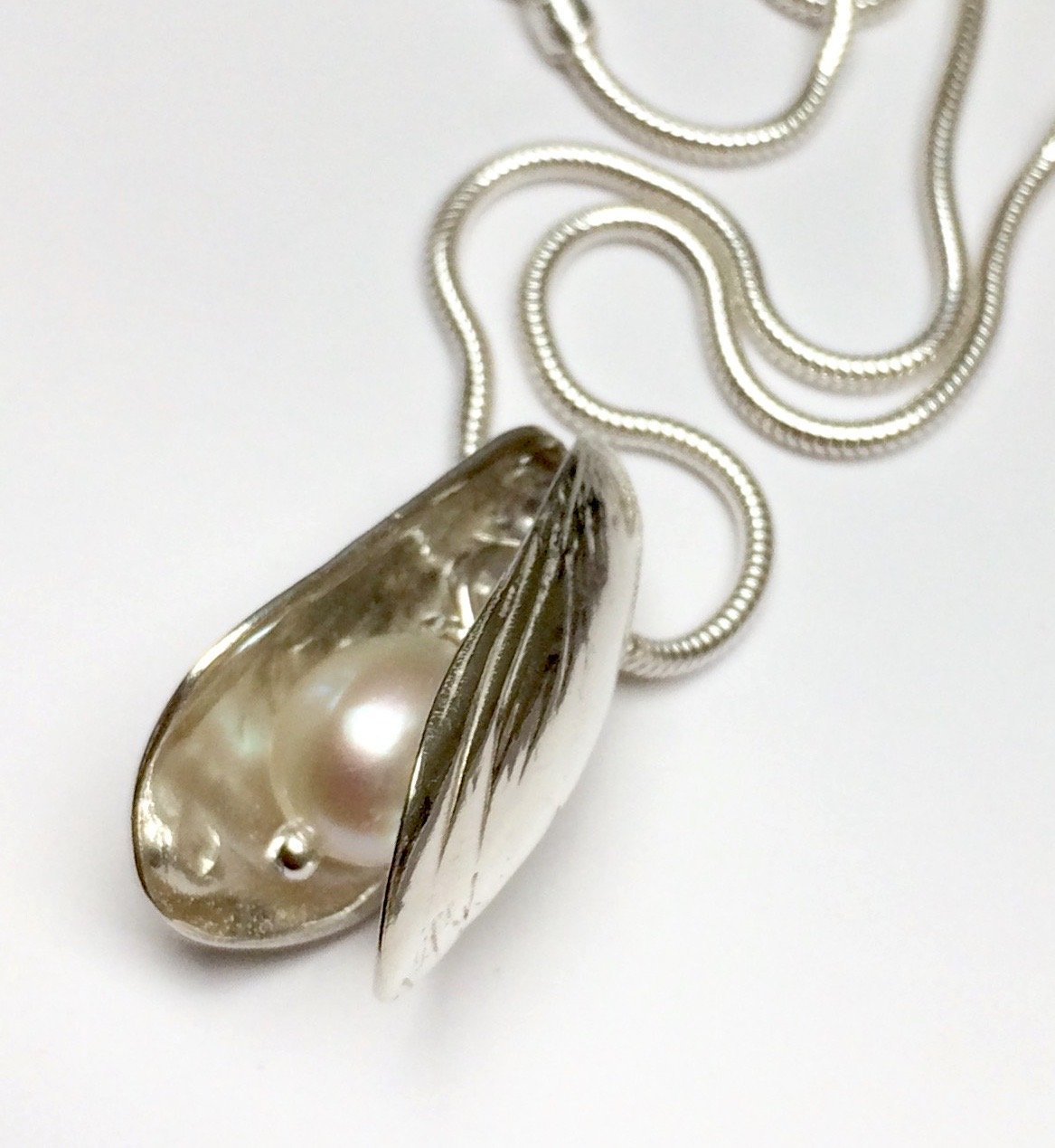 Mussel shell silver necklace