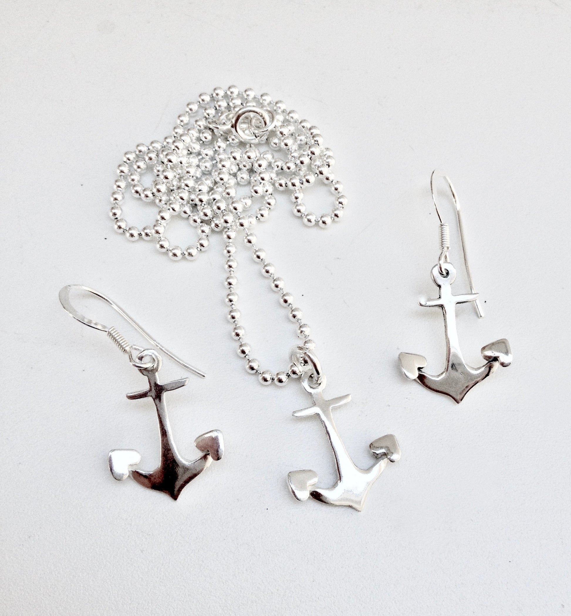 Anchor heart tipped flukes necklace