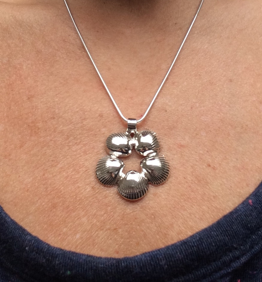 Cockle shell flower necklace by Pa-pa