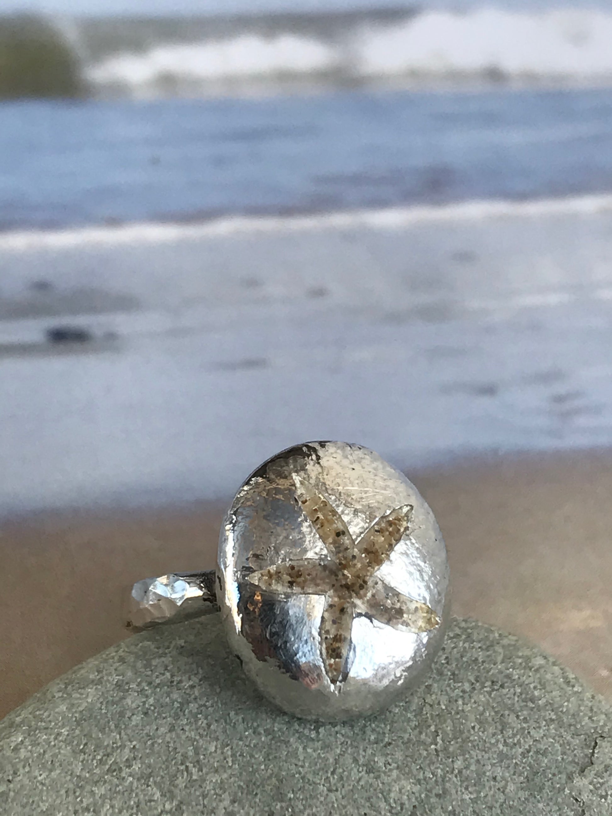 Starfish sand inlay pebble ring