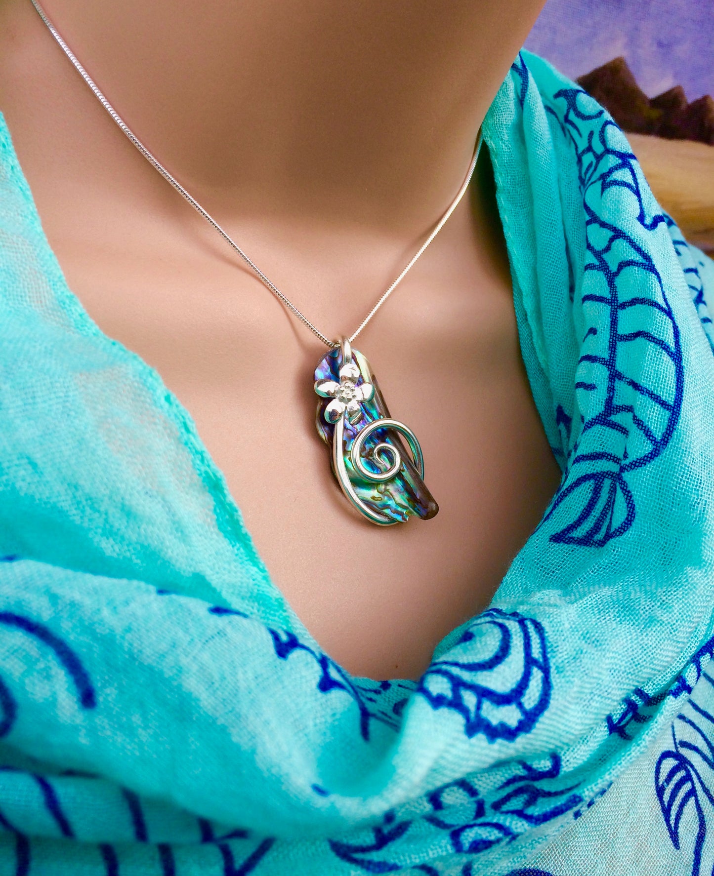 Abalone shell necklace with flower