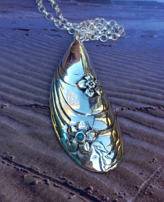 mussel shell necklace with flowers
