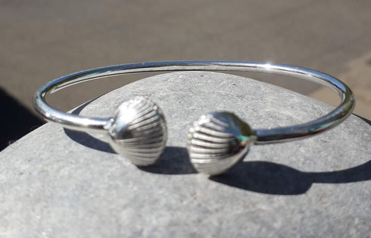 Cockle shell cuff bracelet