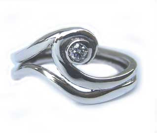Wave ring with gemstone